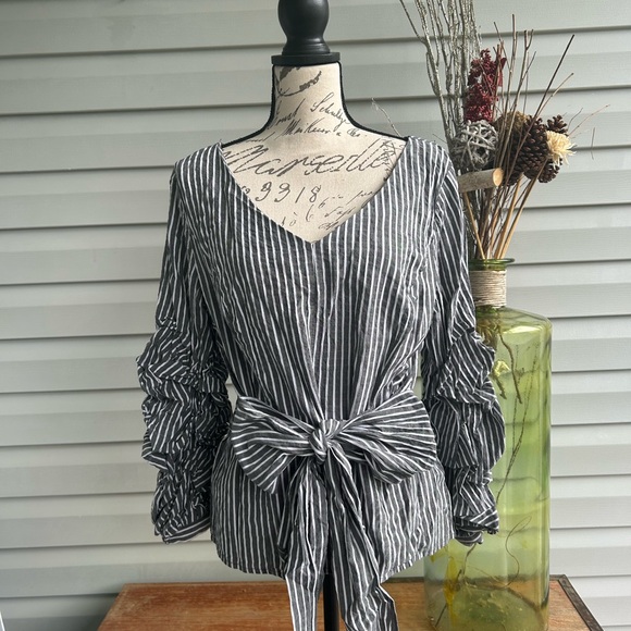WHBM seersucker ruffled sleeve blouse. Size 16 - Picture 2 of 5